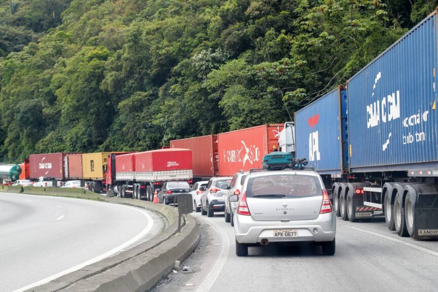 Restrição de caminhões na BR-277 passa a valer no litoral